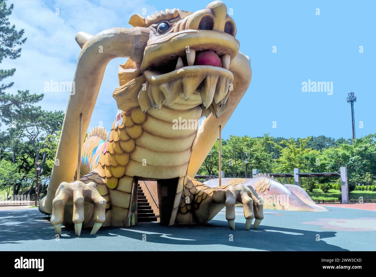 Spielgeräte in Form eines großen Drachen unter blauem Himmel in Ulsan, Südkorea Stockfoto