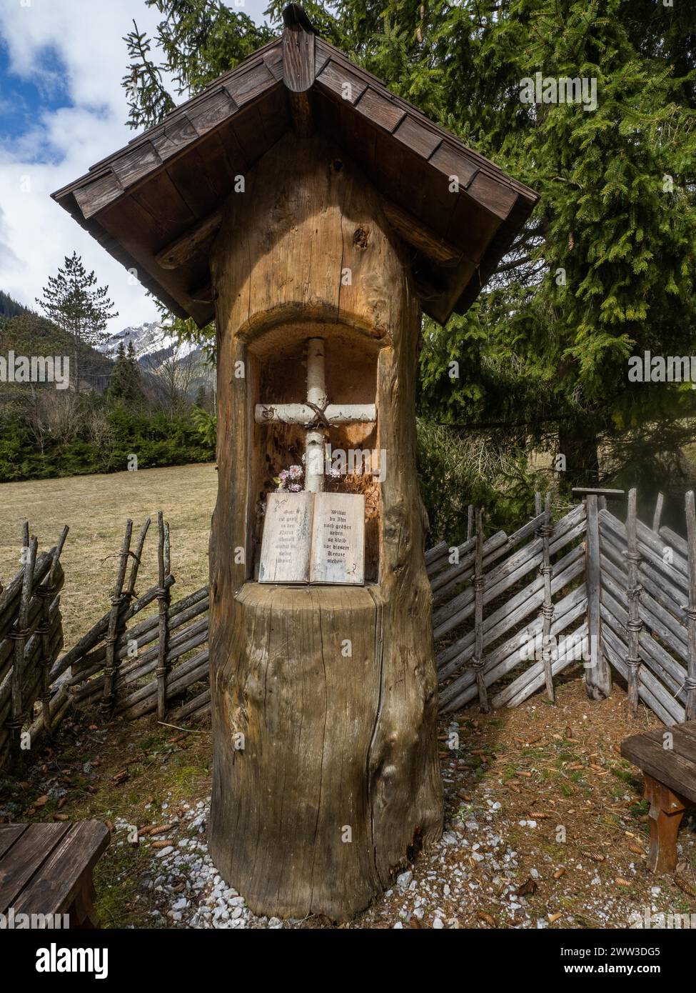 Schnitzerei mit religiösem Motto, Birkenholzkreuz, Jassing, Steiermark, Österreich Stockfoto