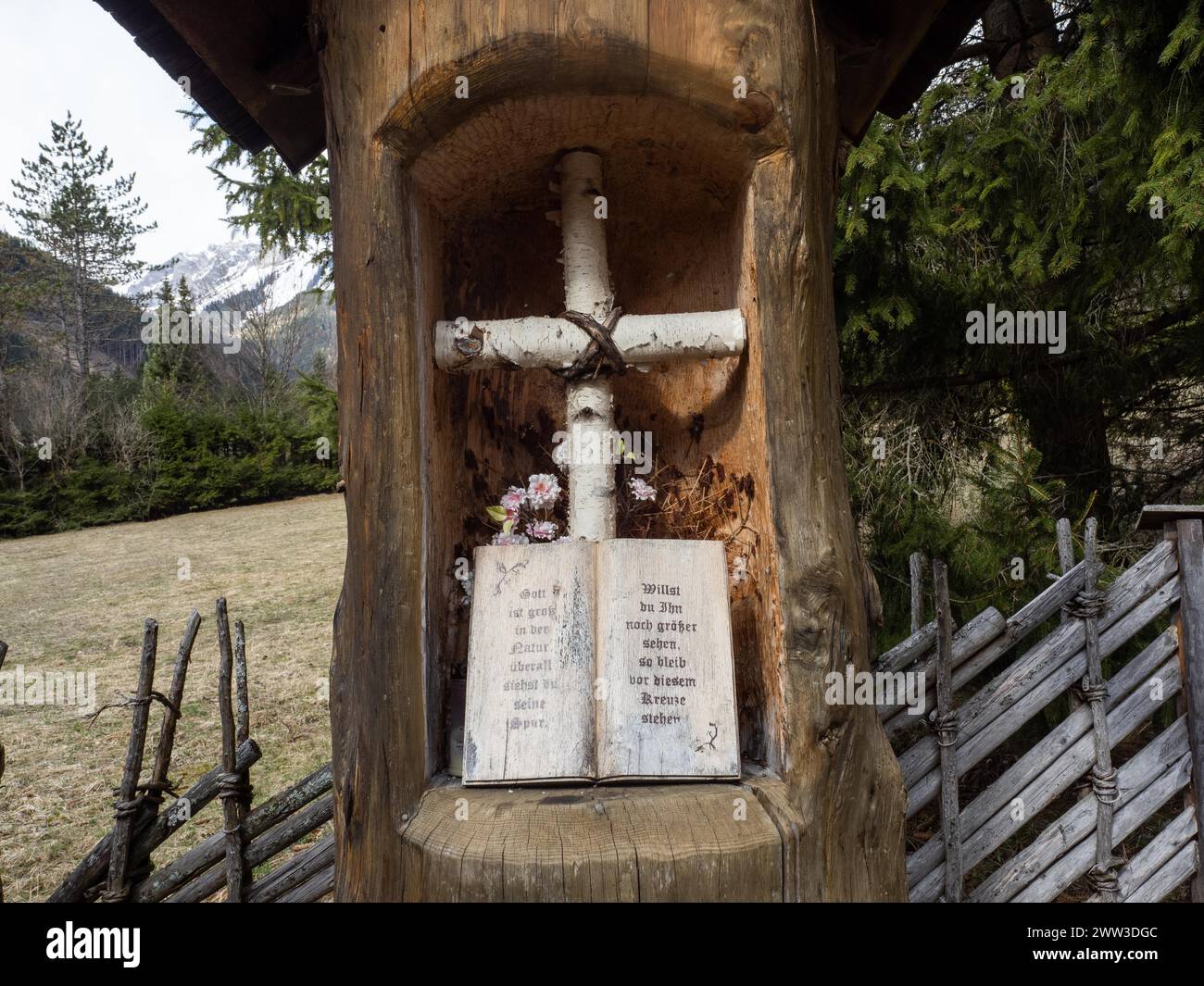 Schnitzerei mit religiösem Motto, Birkenholzkreuz, Jassing, Steiermark, Österreich Stockfoto