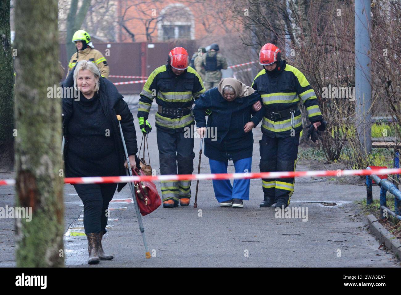 Kiew, Ukraine. März 2024. Ukrainische Polizei und Rettungskräfte evakuieren Bewohner aus einem fünfstöckigen Wohngebäude nach einem Raketenangriff in Kiew. Während der russischen Invasion in der Ukraine. Ukrainische Luftverteidigungskräfte schossen "etwa drei Dutzend feindliche Raketen, einschließlich ballistischer Raketen, über Kiew und in der Nähe der Hauptstadt" ab, sagte die Militärverwaltung der Stadt auf Telegram und fügte hinzu, dass der Angriff drei Stunden gedauert habe (Foto: Aleksandr Gusev/SOPA Images/SIPA USA) Stockfoto