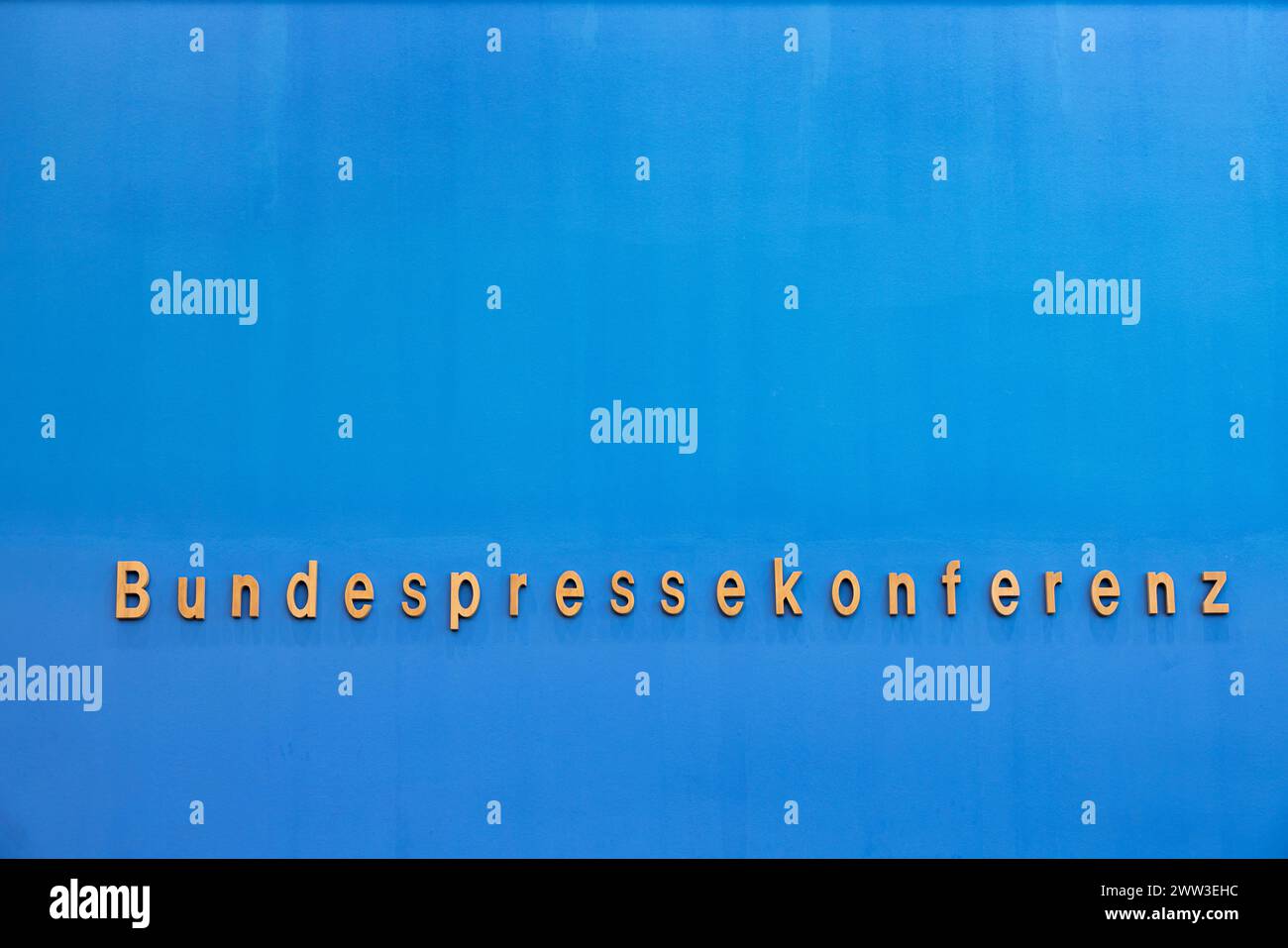 Ein breites Ökosoziales Bündnis aus Umwelt- und Sozialverbände fordert eine sofortige Einführung des Klimageldes und startete beispielhalft mit der Auszahlung an 1000 Personen pro Los. Deutschland, berlin am 21.03.2024: Bundespressekonferenz an der blauen Wand. *** Ein breiter ökologisch-sozialer Verbund von Umwelt- und Sozialorganisationen fordert die sofortige Einführung des Klimageldes und zahlt zunächst an 1000 Personen per Los aus Deutschland, berlin am 21 03 2024 Bundespressekonferenz an der blauen Wand Stockfoto