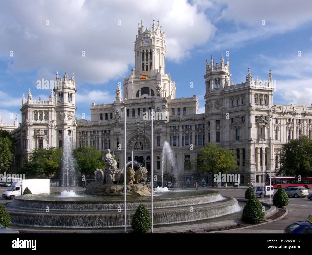 Der Cibeles-Brunnen vor dem Palacio de Cibeles in Madrid an einem sonnigen Tag mit leicht bewölktem Himmel Madrid Spain Postgebäude Stockfoto