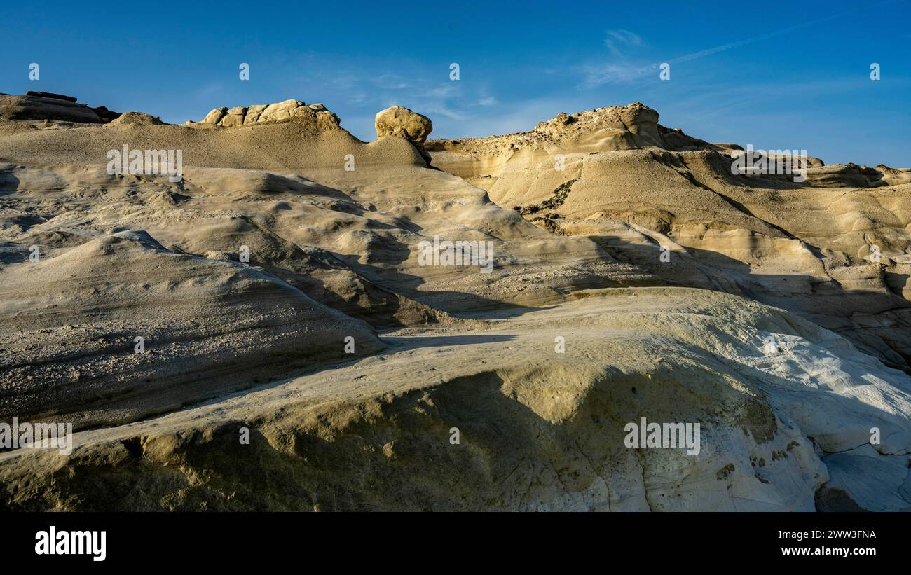 Weiße Felsen an der Küste in der Nähe von Sarakinikoer, Milos, Kykladen, Griechenland Stockfoto