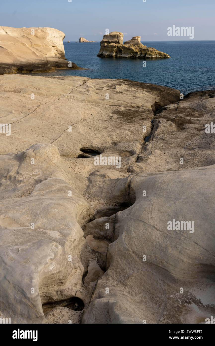 Weiße Felsen an der Küste in der Nähe von Sarakinikoer, Milos, Kykladen, Griechenland Stockfoto