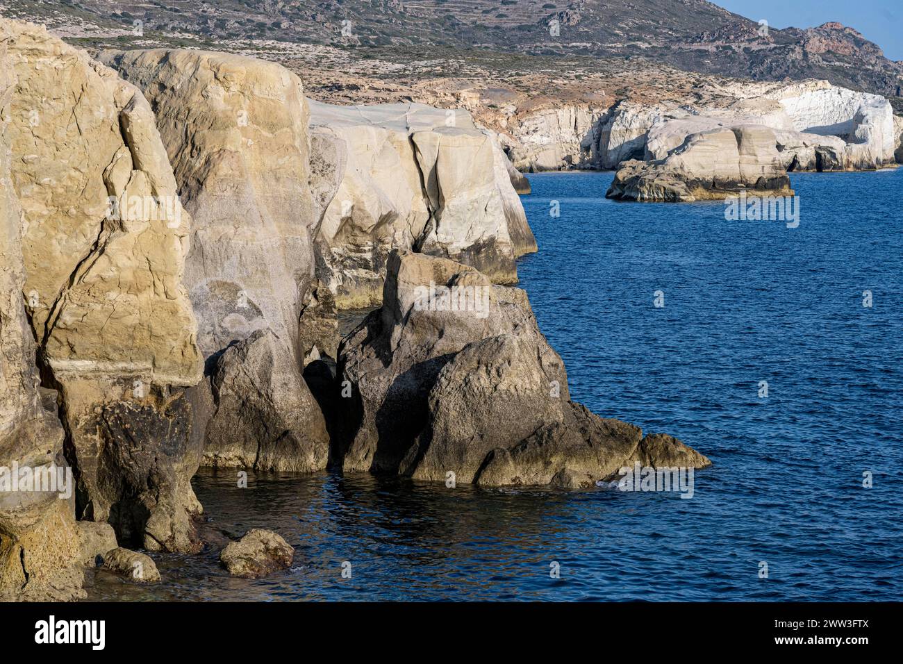 Weiße Felsen an der Küste in der Nähe von Sarakinikoer, Milos, Kykladen, Griechenland Stockfoto