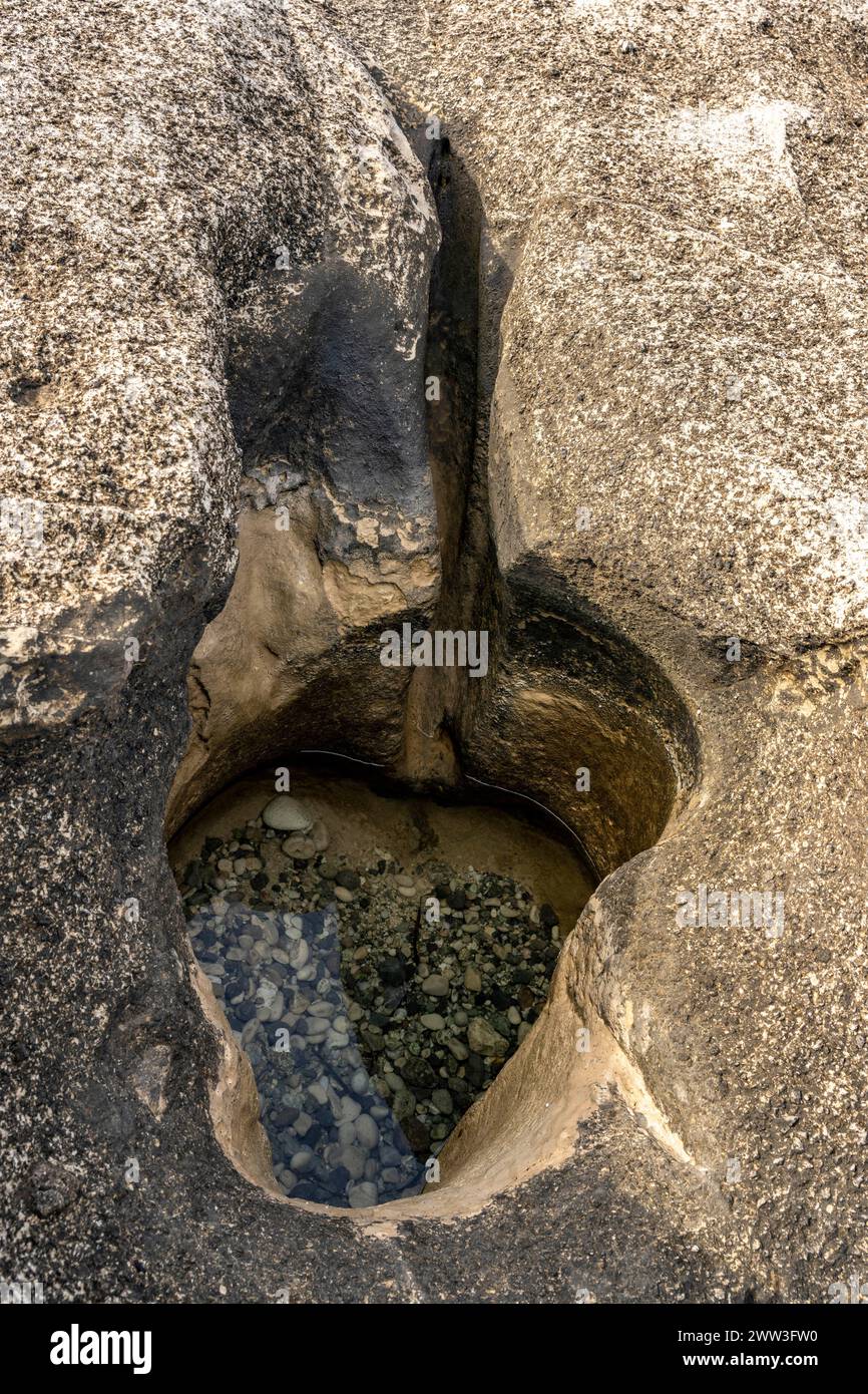 Erosion im weißen Felsen an der Küste bei Sarakinikoer, Milos, Kykladen, Griechenland Stockfoto