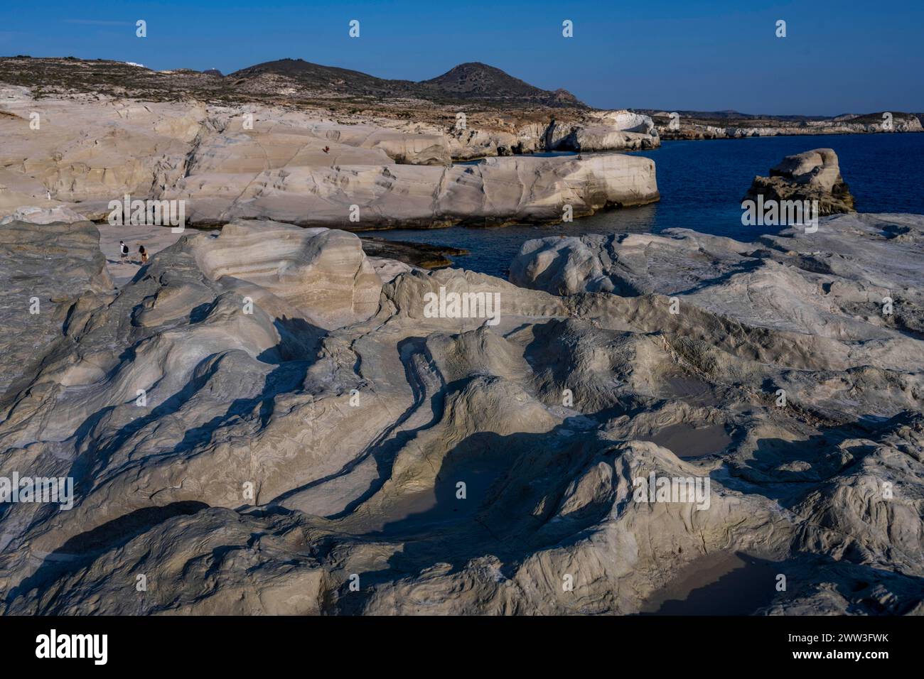 Weiße Felsen an der Küste in der Nähe von Sarakinikoer, Milos, Kykladen, Griechenland Stockfoto
