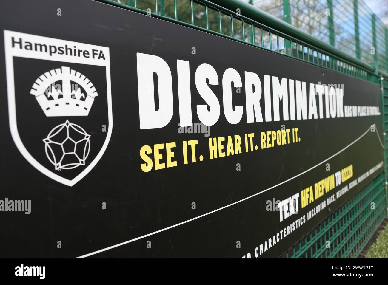 Anti-Diskriminierungsschild in Hampshire FA hq Winklebury Basingstoke Stockfoto