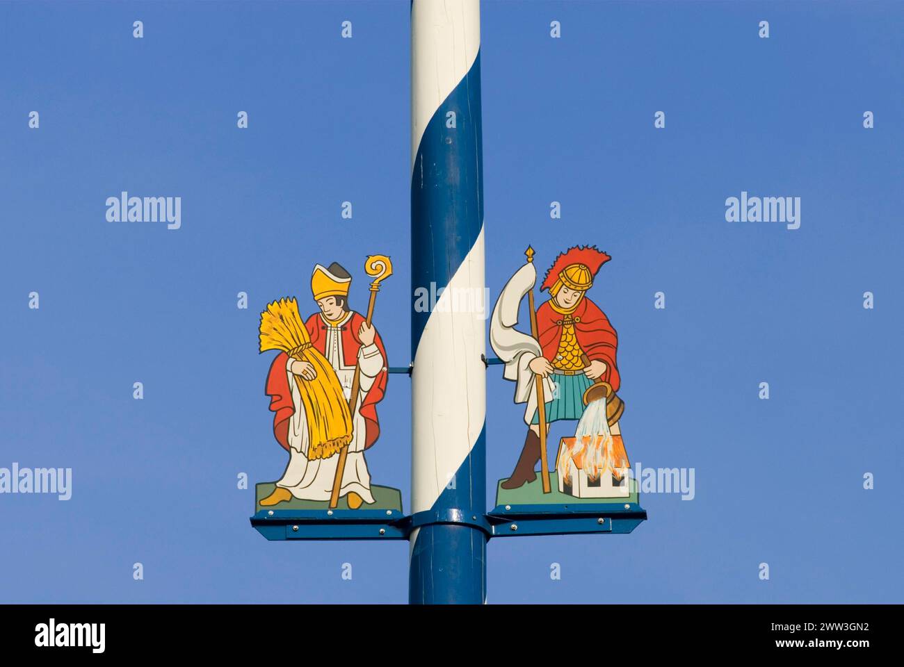 St. Bartholomäus und St. Florian Detail von Maypole am Viktualienmarkt München Bayern Deutschland Stockfoto