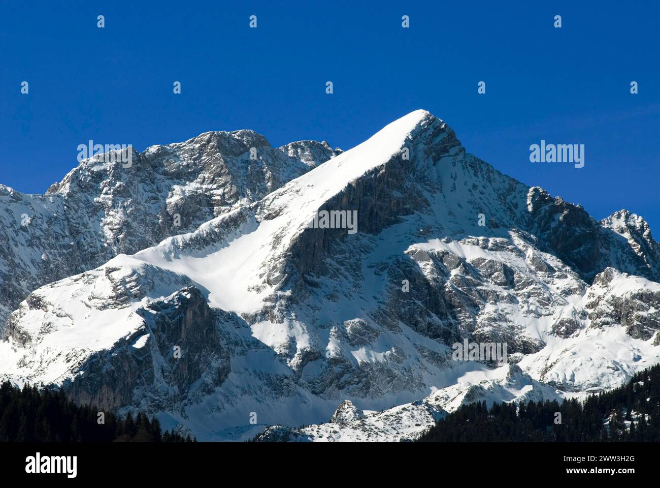 Schneebedeckte Berge über Garmisch Partenkirchen Alpspitze im Zentrum Bayerns Deutschland Stockfoto