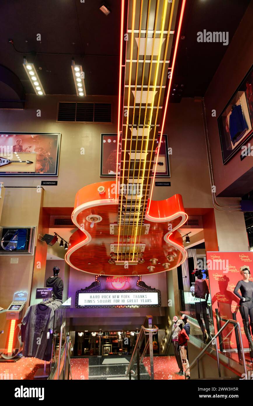 Große Gitarre mit beleuchteten Saiten als Innendekoration über einer Treppe, Manhattan, New York City, New York, USA, Nordamerika Stockfoto