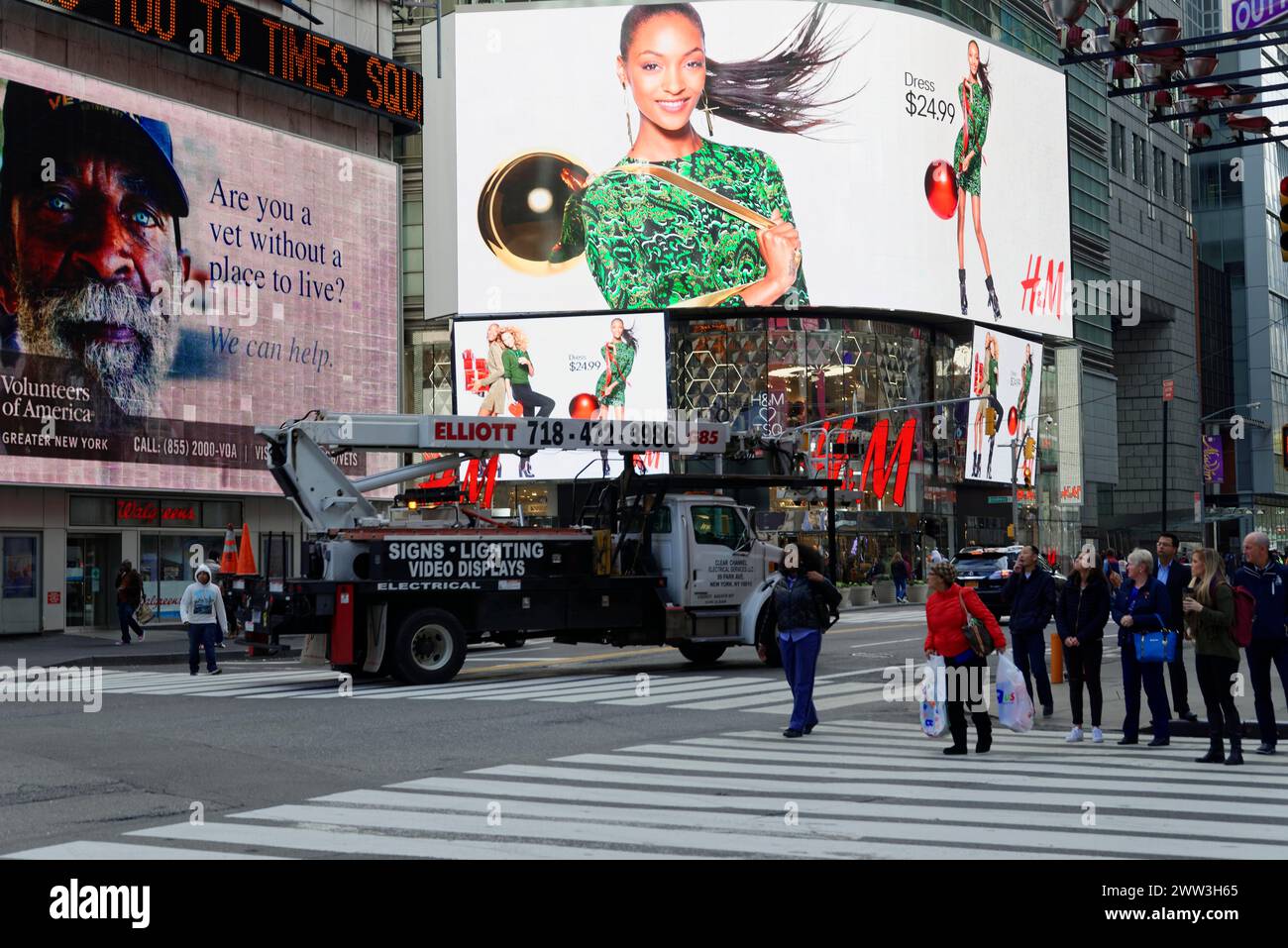 Times Square in New York mit einer Vielzahl von Werbeplakaten und Menschen, die vorbeilaufen, Manhattan, New York City, New York, USA, Nordamerika Stockfoto