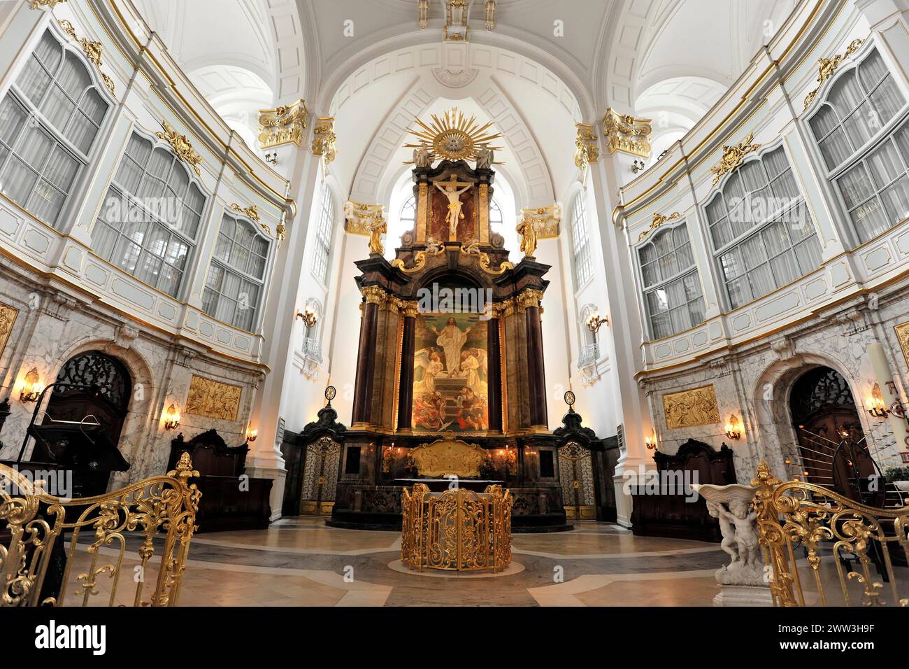 Michaeliskirche, Michel, Barockkirche St. Michaelis, erster Baubeginn 1647 - 1750, barocker Altarbereich mit goldener Dekoration und Stockfoto