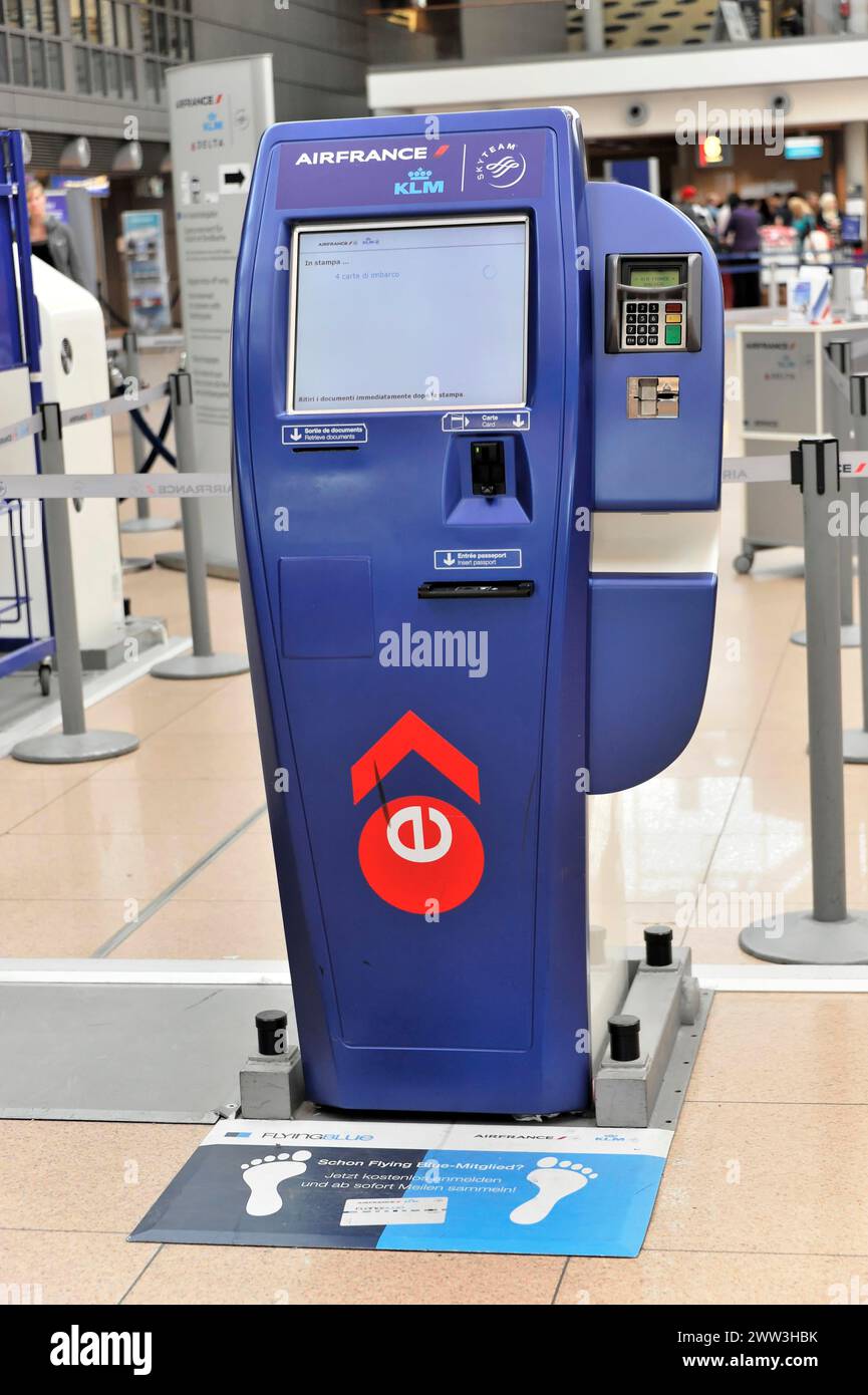 Ein Check-in-Automaten von Air France und KLM am Flughafen Hamburg, Hansestadt Hamburg, Deutschland Stockfoto