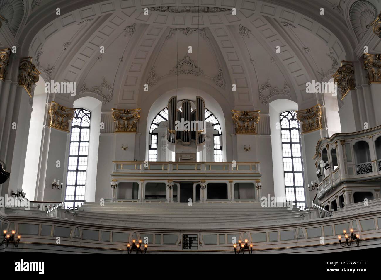 Michaeliskirche, Michel, Barockkirche St. Michaelis, erster Baubeginn 1647 - 1750, geräumiges Kircheninnere mit Orgel, dekorierte Säulen Stockfoto
