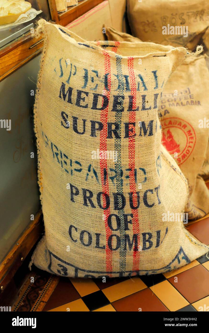 Coffee, Ein rustikaler Sack mit der Aufschrift „Medellin Supreme Product of Colombia“, vermutlich für Kaffeebohnen, Hamburg, Hansestadt Hamburg, Deutschland Stockfoto