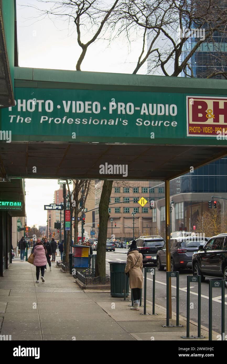 New York, NY, USA - 21. März 2024: Vorderansicht des B H Stores in NYC, mit Fußgängern und einer lebhaften urbanen Atmosphäre. Stockfoto