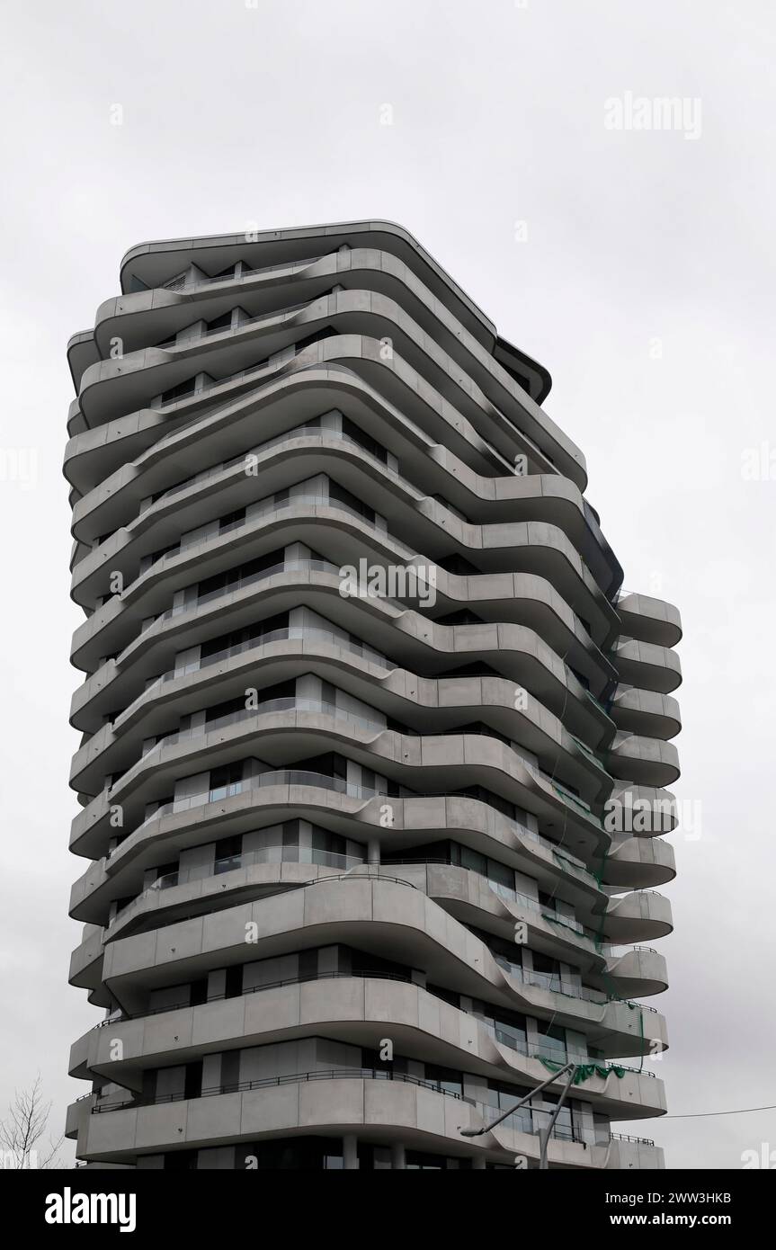 Marco Polo Tower, Ein einzigartiges wellenförmiges modernes Gebäude unter bewölktem Himmel, Hamburg, Hansestadt Hamburg, Deutschland Stockfoto