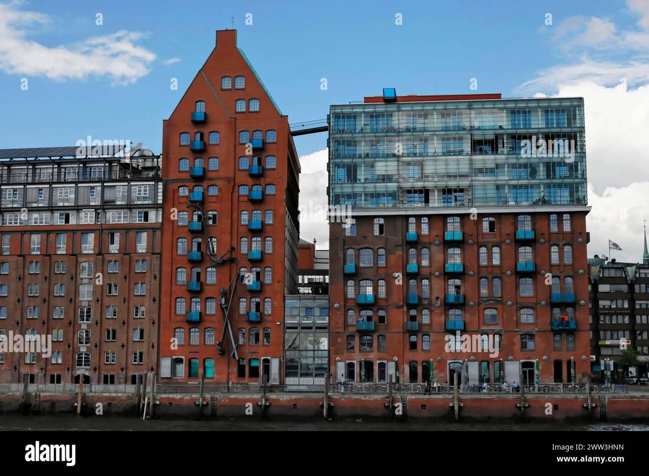 Architektonisch vielfältige Gebäude an einer Elbe mit Reflexionen im Wasser, Hamburg, Hansestadt Hamburg Stockfoto