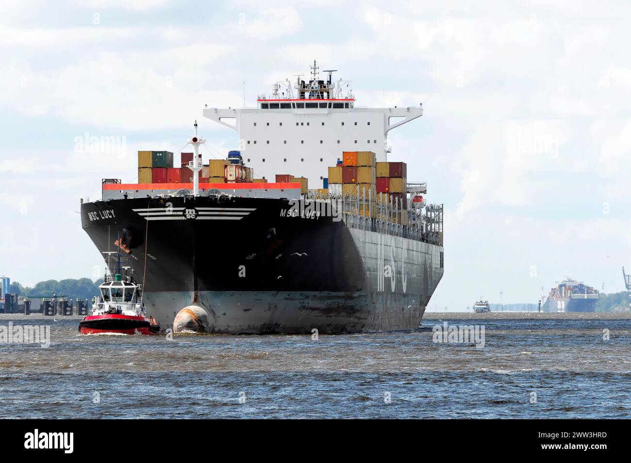 MSC LUCY, Containerschiff mit Schlepphilfe auf bewegtem Wasser im Hafengebiet, Hamburg, Hansestadt Hamburg, Deutschland Stockfoto