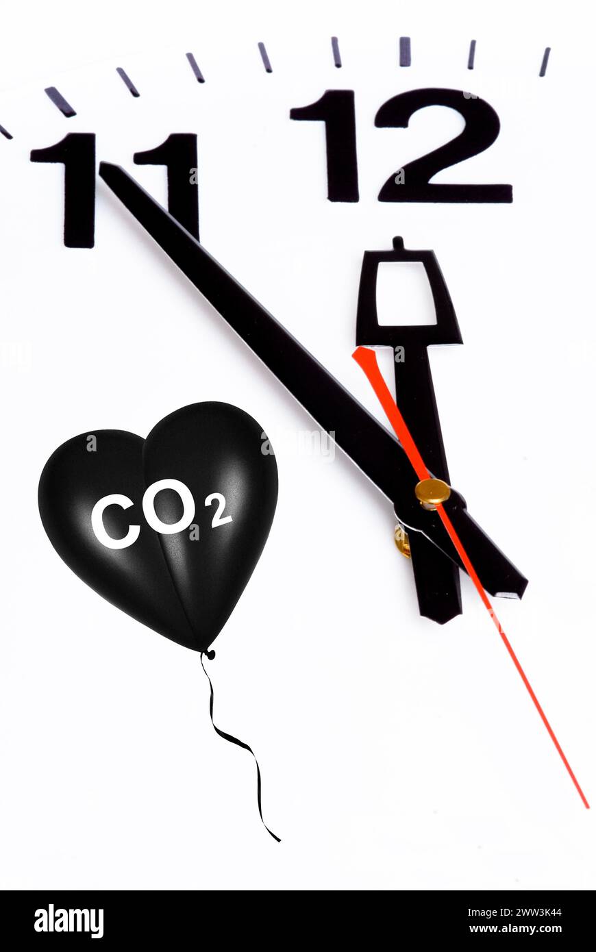 Schwarzes Herz, Ballon, Herzballon, Aufdruck: CO2, Schadstoffe, nicht entzündlich, Gas, Atemluft, Krankheit, Umwelt, Uhr, 5 bis 12, Verschmutzung. Stockfoto