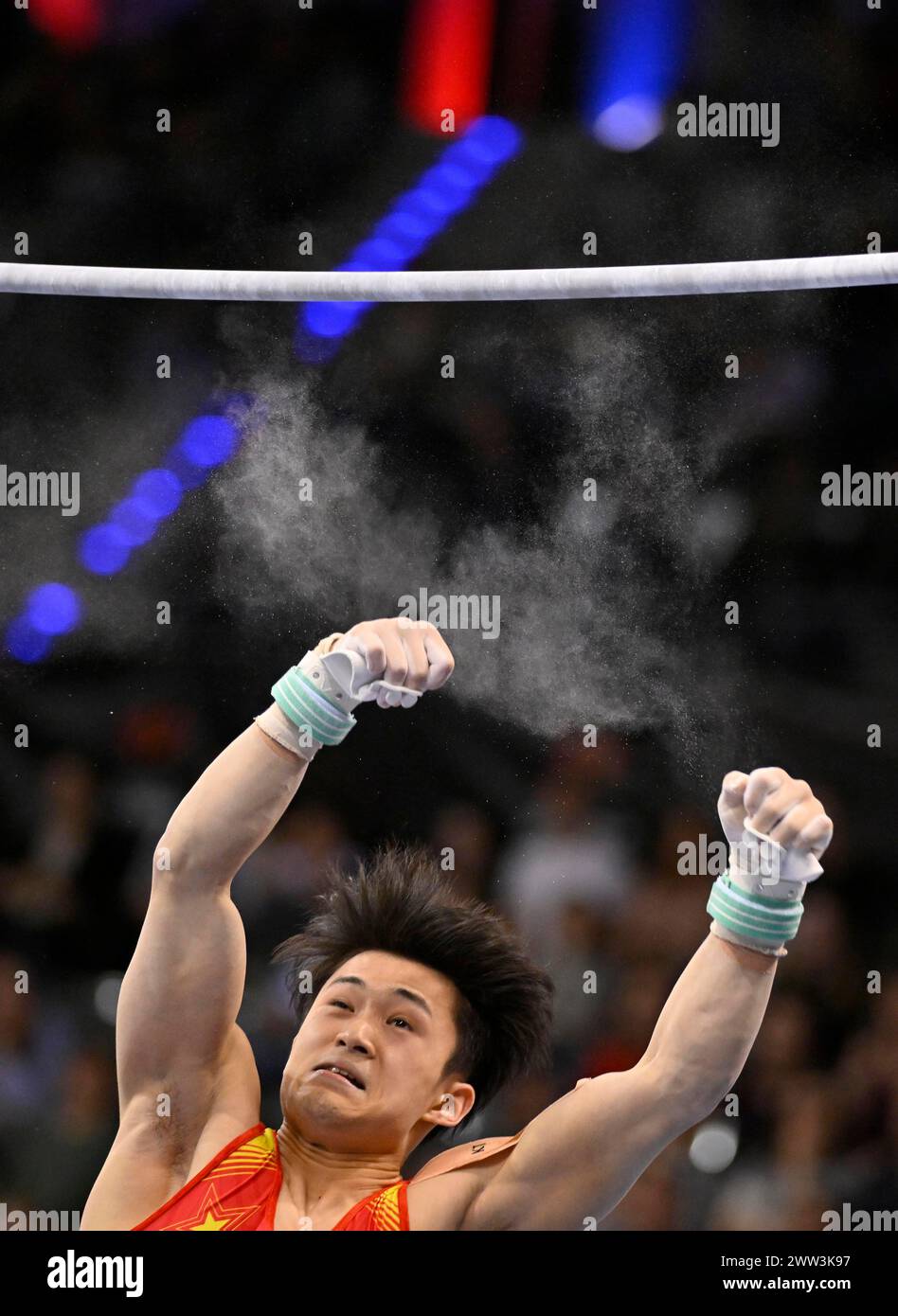Wei Sun CHN fällt von der hohen Bar, Magnesia, Gymnastik, Kunstgymnastik, Männer, EnBW DTB-Pokal, Porsche-Arena, Stuttgart, Baden-Württemberg Stockfoto
