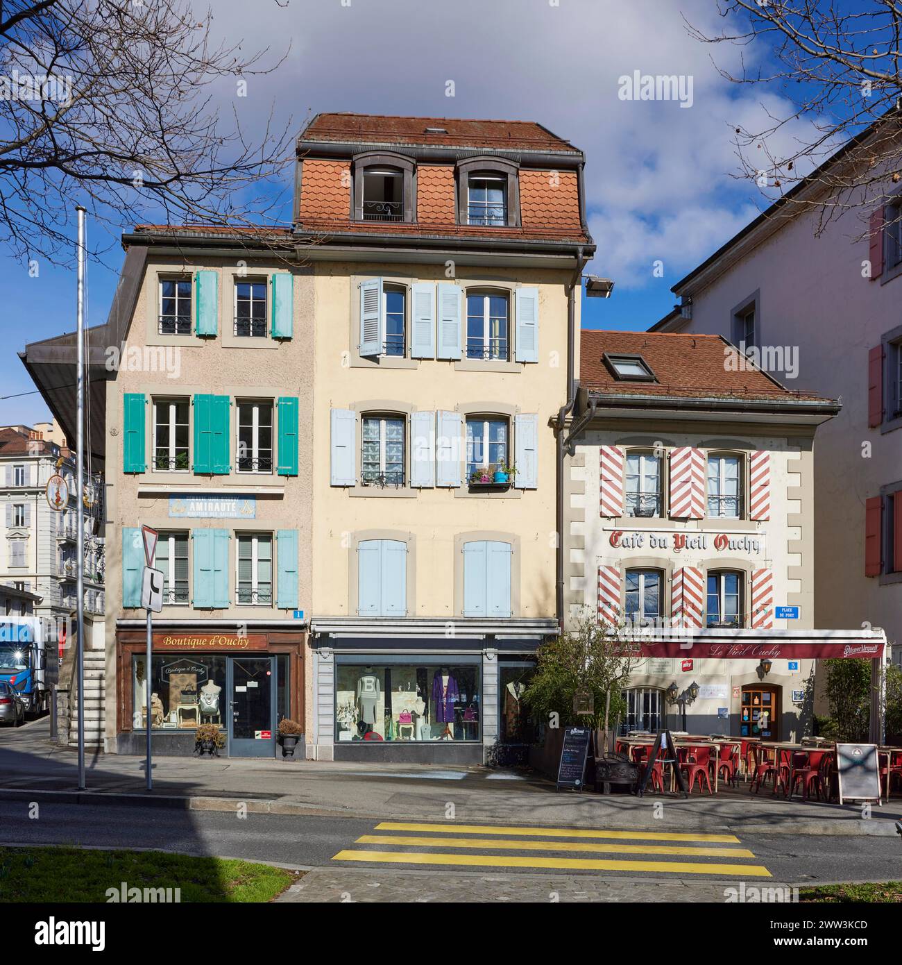 Alte pastellfarbene Häuser mit weißen Fenstern und Holzläden und das Cafe Vieil Ouchy im Stadtteil Ouchy, Lausanne, Stadtteil Lausanne Stockfoto