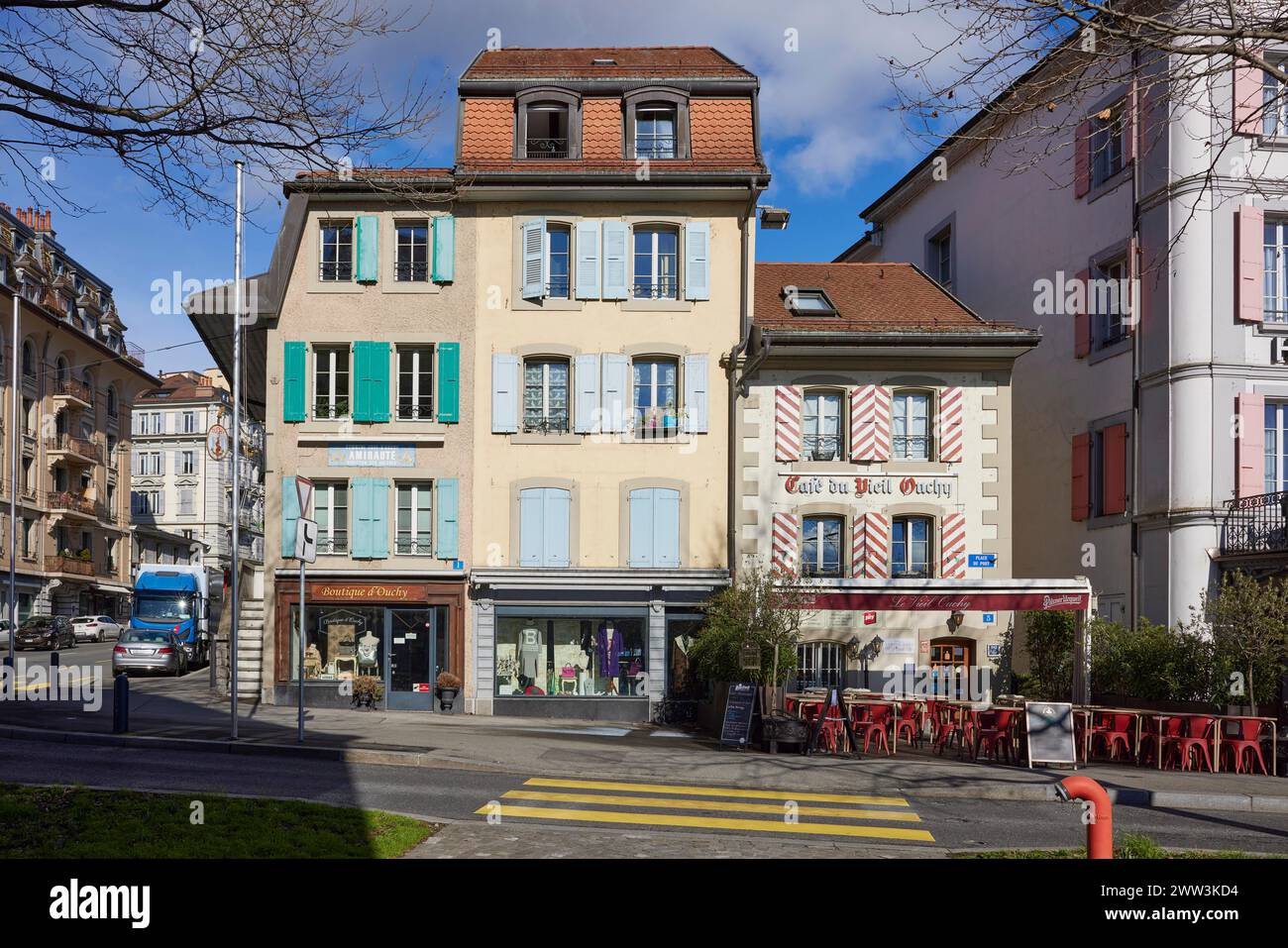 Historische, pastellfarbene Häuser mit weißen Fenstern und Holzläden und das Cafe Vieil Ouchy im Stadtteil Ouchy, Lausanne, Bezirk Stockfoto