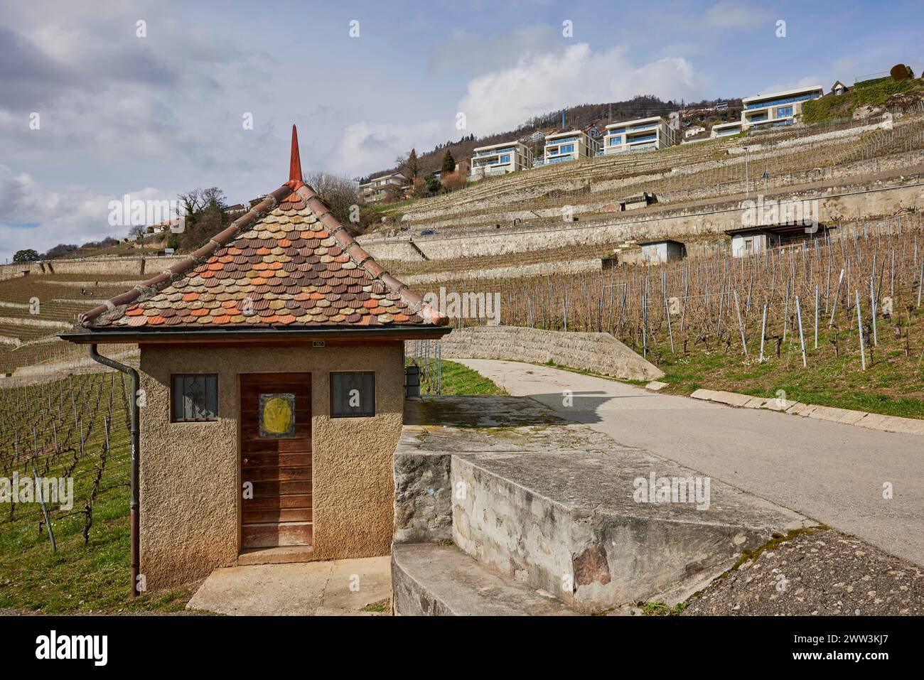 Historisches kleines Haus mit quadratischem Grundriss und rotem Dach auf der UNESCO-Weltkulturerbestätte der Lavaux Weinberge in der Nähe von Jongny Stockfoto