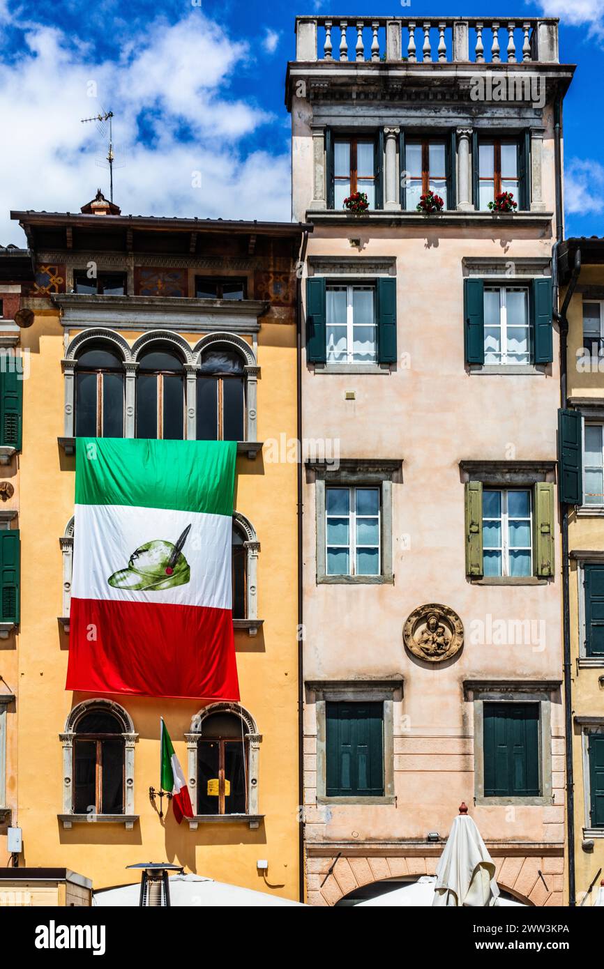 Piazza San Giacomom mit Alpini-Flagge, Udine, die wichtigste historische Stadt Friaul, Italien, Udine, Friaul, Italien Stockfoto