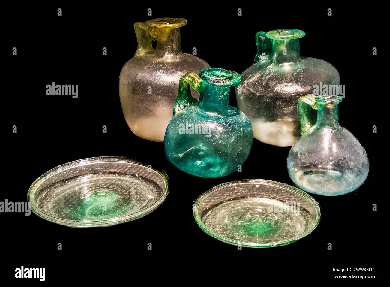 Balsamgläser aus Glas als rituelle Gegenstände oder Grabbeigaben, Archäologisches Museum, Castello di Udine, Sitz der Staatlichen Museen, Udine, das wichtigste Stockfoto