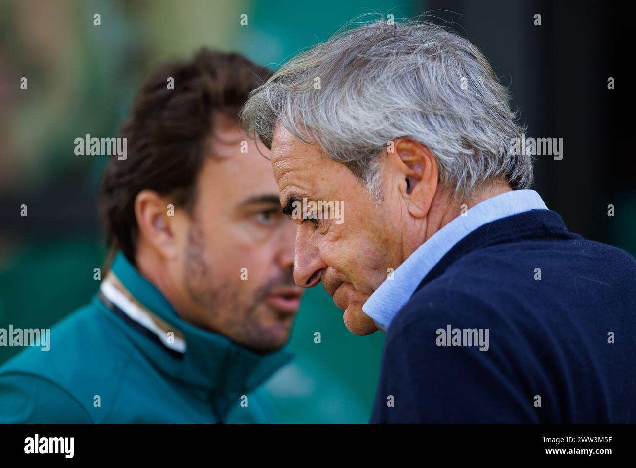 Albert Park Grand Prix Circuit, 21. März 2024: Fernando Alonso (ESP) von Aston Martin spricht mit Carlos Sainz SNR. Im Fahrerlager während des Formel-1-Grand-Prix von Australien 2024. Corleve/Alamy Live News Stockfoto