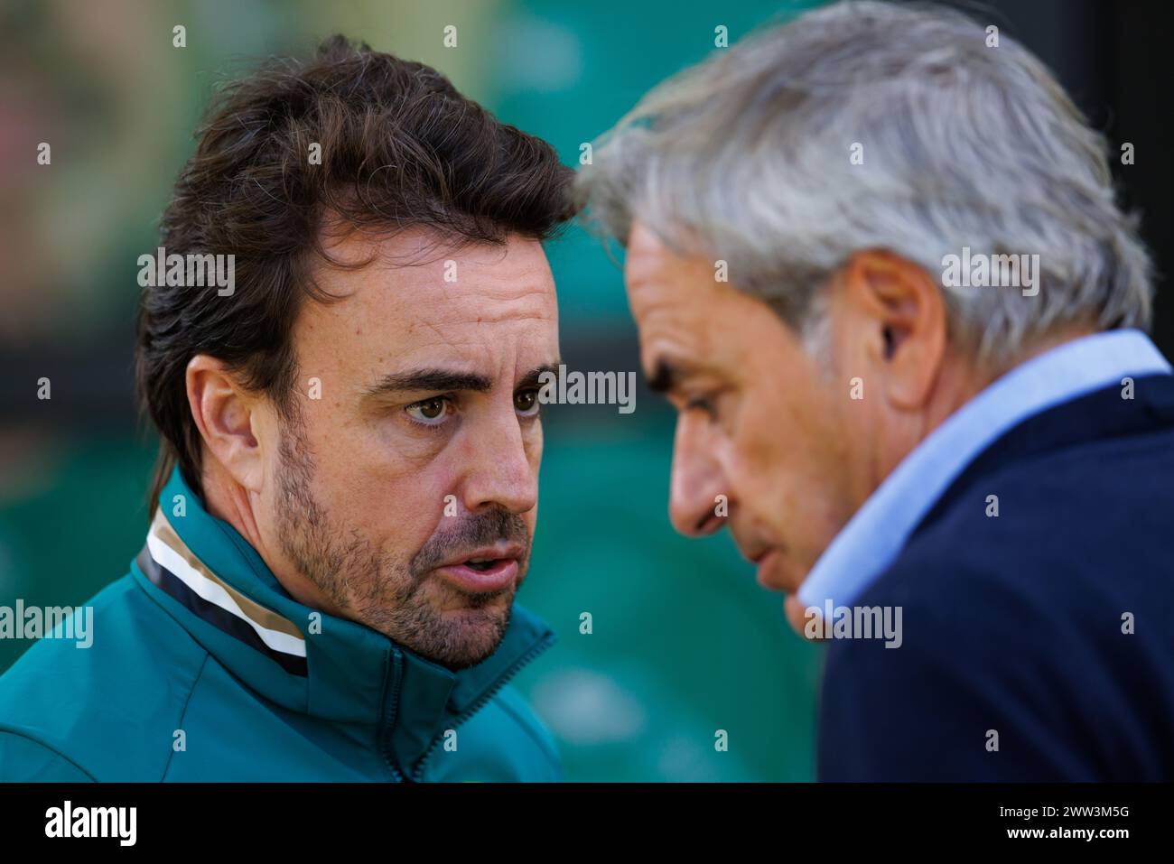Albert Park Grand Prix Circuit, 21. März 2024: Fernando Alonso (ESP) von Aston Martin spricht mit Carlos Sainz SNR. Im Fahrerlager während des Formel-1-Grand-Prix von Australien 2024. Corleve/Alamy Live News Stockfoto