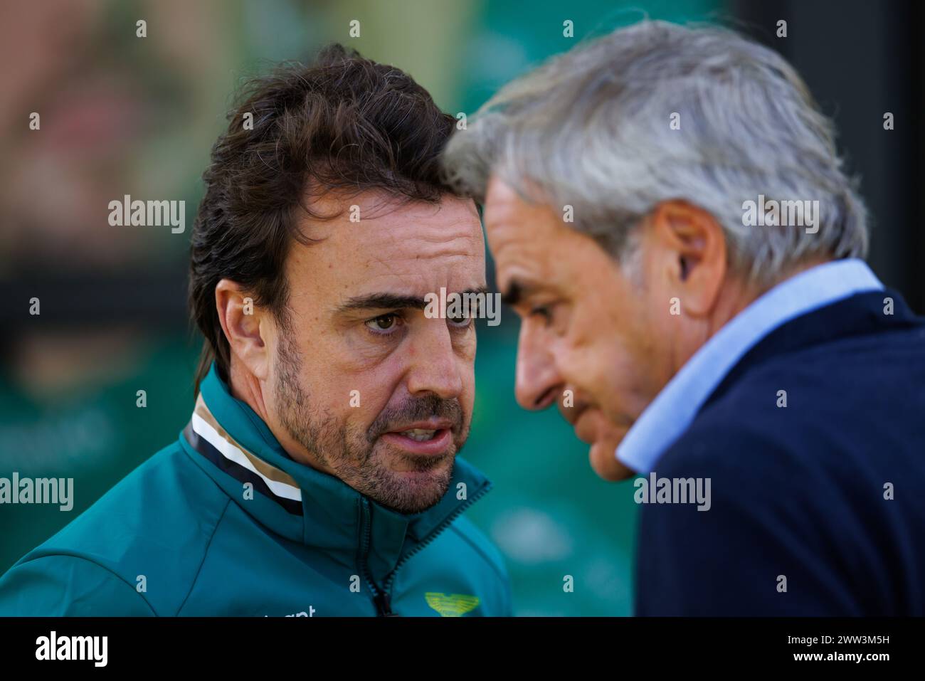 Albert Park Grand Prix Circuit, 21. März 2024: Fernando Alonso (ESP) von Aston Martin spricht mit Carlos Sainz SNR. Im Fahrerlager während des Formel-1-Grand-Prix von Australien 2024. Corleve/Alamy Live News Stockfoto