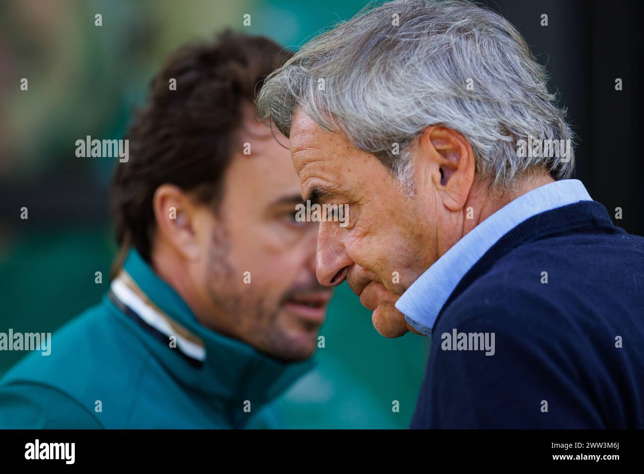 Albert Park Grand Prix Circuit, 21. März 2024: Fernando Alonso (ESP) von Aston Martin spricht mit Carlos Sainz SNR. Im Fahrerlager während des Formel-1-Grand-Prix von Australien 2024. Corleve/Alamy Live News Stockfoto