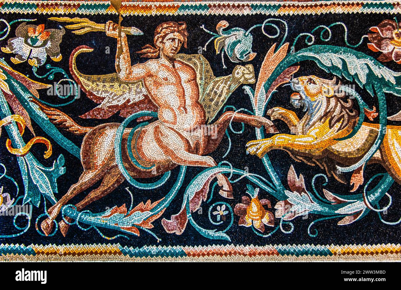 Centaur gegen Loewe, Mosaikkopie, indischer Triumph von Dionios, Algerien, 3. Jahrhundert, Mosaikschule, die Mosaikmeister herstellt, Spilimbergo, Stadt von Stockfoto
