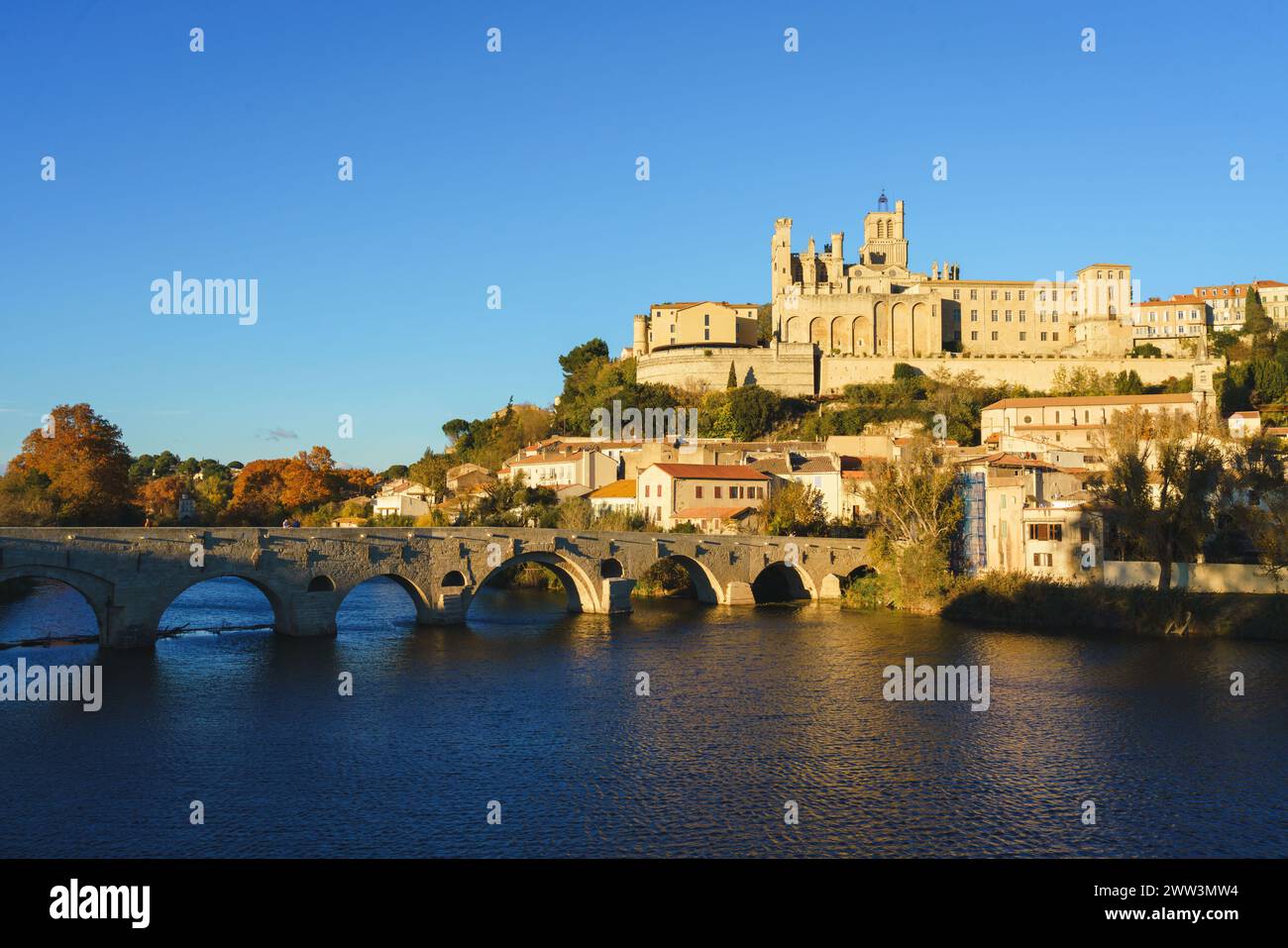 Skyline der Altstadt von Beziers mit Cathédrale Saint-Nazaire und Pont Vieux, Beziers, Frankreich Stockfoto