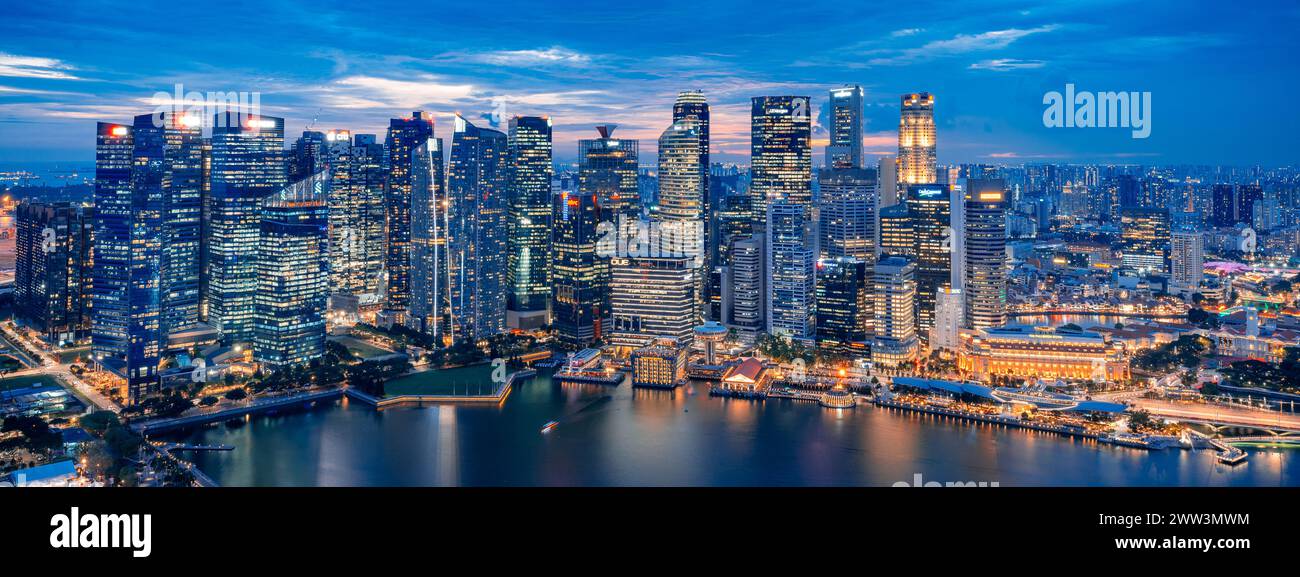 Skyline von Singapur: Eine Symphonie der Lichter und der urbanen Pracht Stockfoto