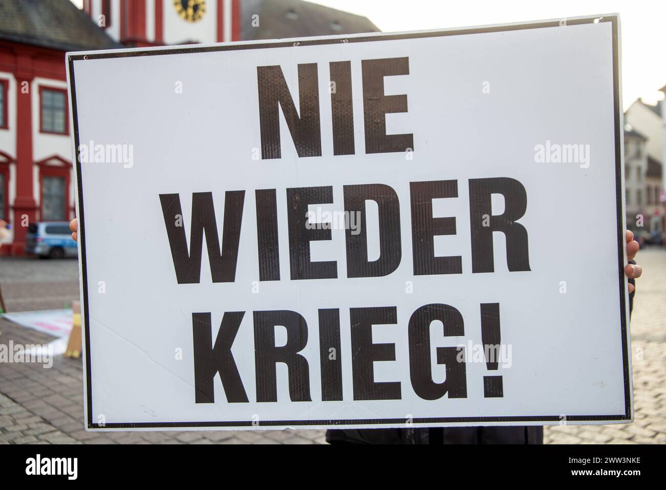 Mannheim, 20. März 2024: Kundgebung der OffGes OFFENE GESELLSCHAFT KURPFALZ für den Stopp von weiteren Waffenlieferungen an die Ukraine und die Aufnahme von Friedensverhandlungen *** Mannheim, 20. März 2024 Rallye der OFFGes OFFENE GESELLSCHAFT KURPFALZ für den Stopp weiterer Waffenlieferungen an die Ukraine und den Beginn von Friedensverhandlungen Copyright: xx Stockfoto