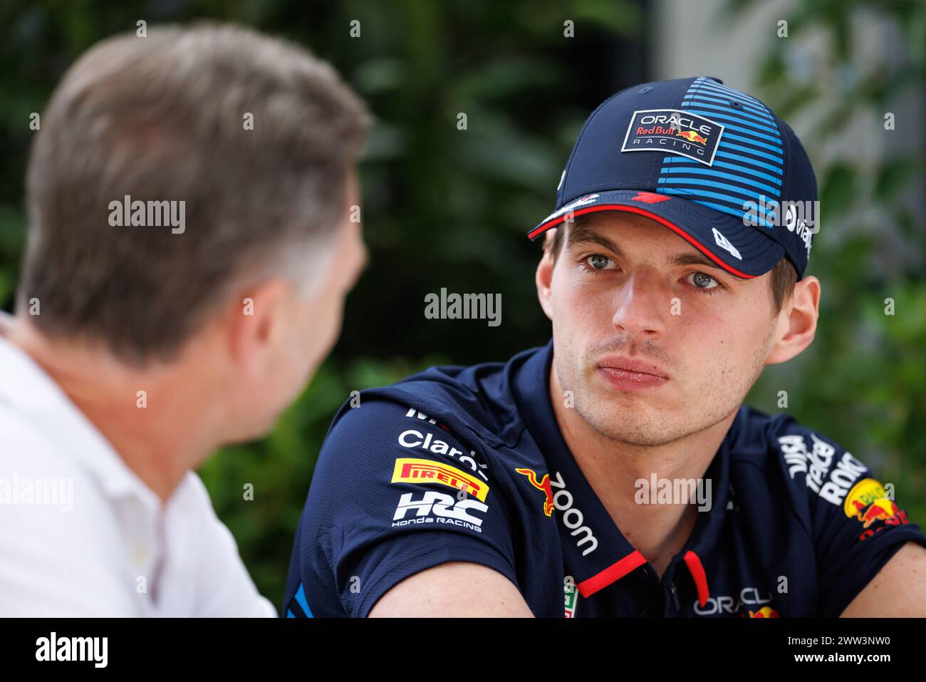 Albert Park Grand Prix Circuit, 21. März 2024: Max Verstappen (NED) und Christian Horner oder Red Bull Racing sprechen im Fahrerlager während des Formel 1 Grand Prix von Australien 2024. Corleve/Alamy Live News Stockfoto