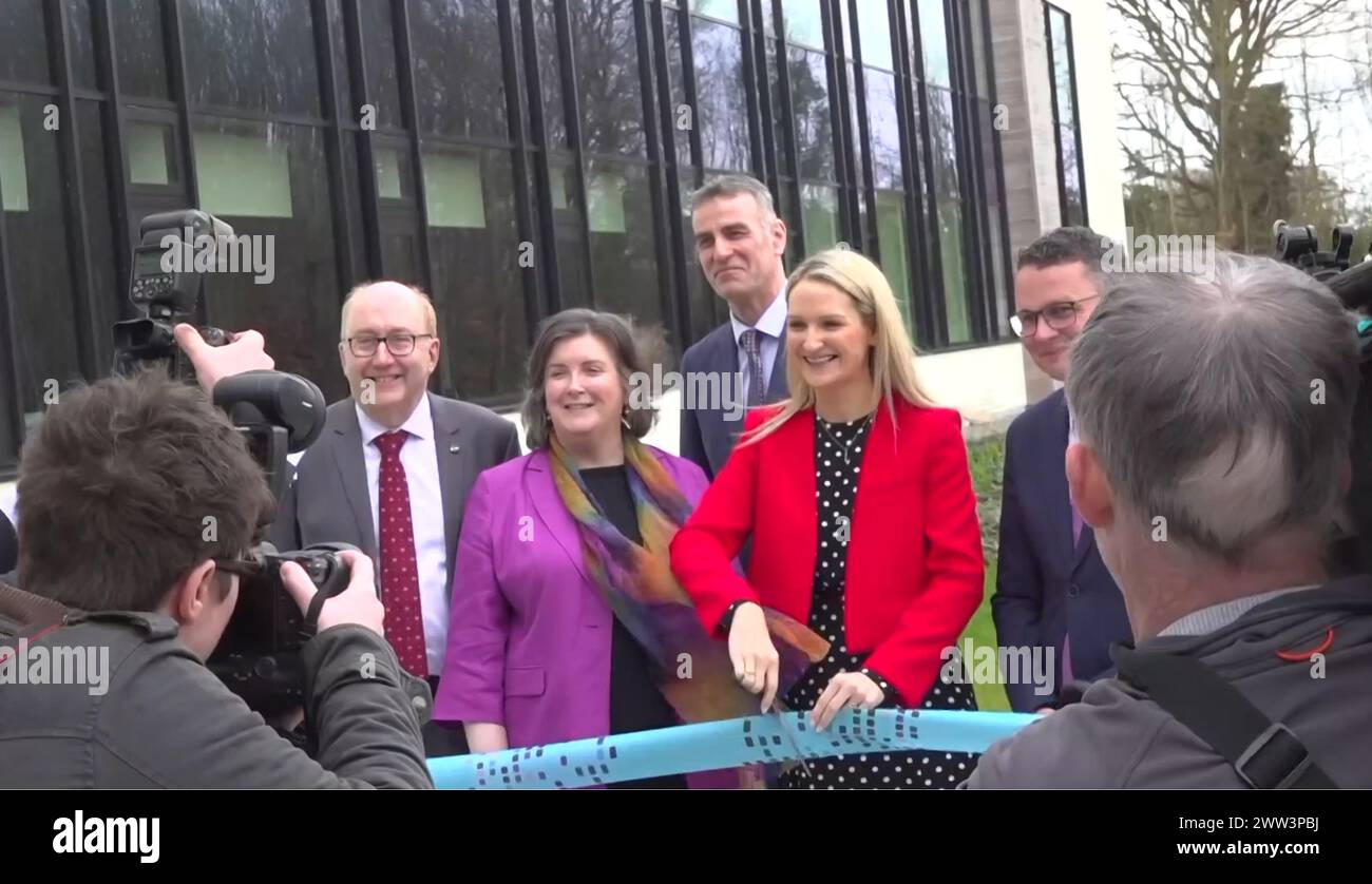 Staatsminister Patrick O'Donovan und Justizministerin Helen McEntee auf dem Backweston Laboratory Campus in Co Kildare. Bilddatum: Donnerstag, 21. März 2024. Stockfoto