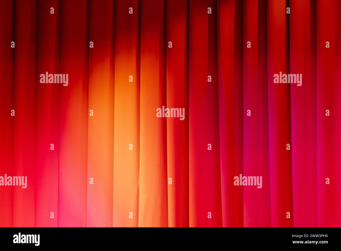 Roter Theatervorhang mit Spotbeleuchtung, Hintergrundfotostruktur Stockfoto