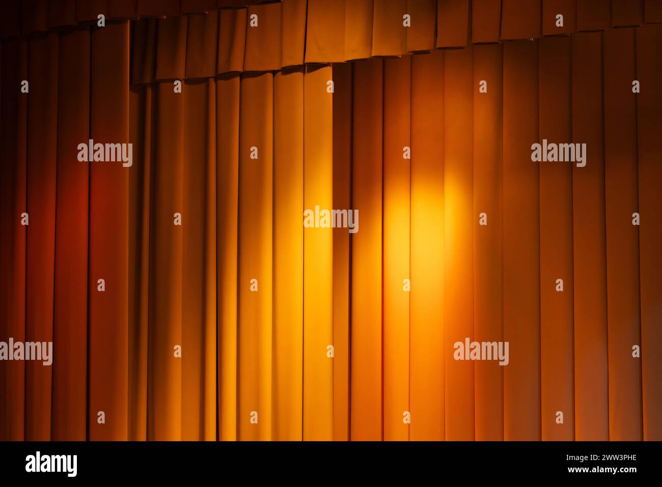 Malerische Vorhänge mit goldfarbener Spotbeleuchtung, Hintergrundfotos Stockfoto