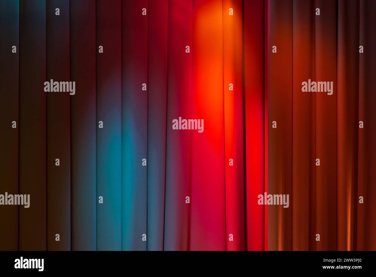 Geschlossener wellenförmiger Vorhang mit farbenfrohen Spots, Hintergrundfotostruktur Stockfoto