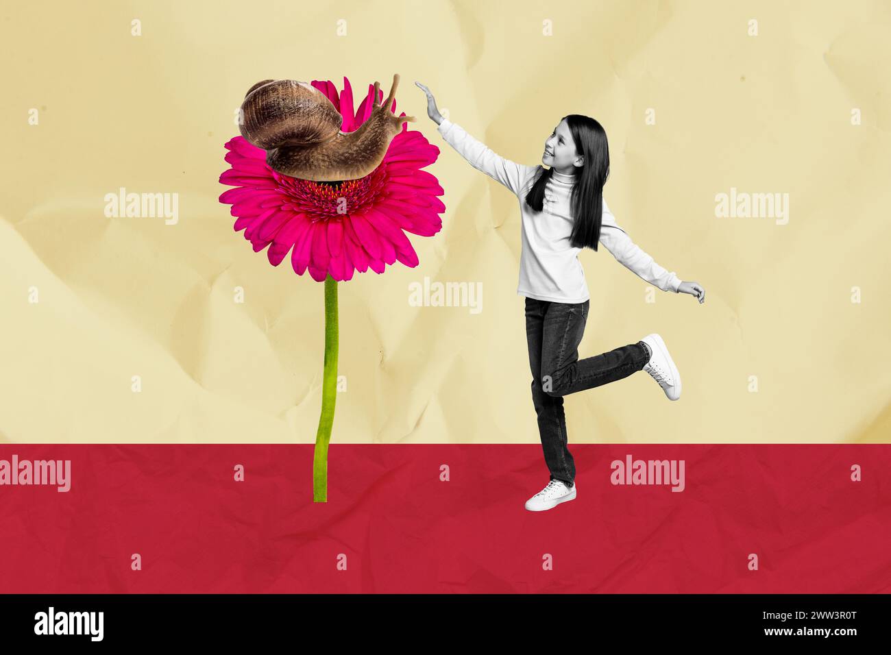 Composite Trend Artwork Skizzenbild 3D Foto Collage von schwarz weiß kleines Schulmädchen Haustier riesige Schnecke sitzen auf großen rosa Gerbera Blume Stockfoto