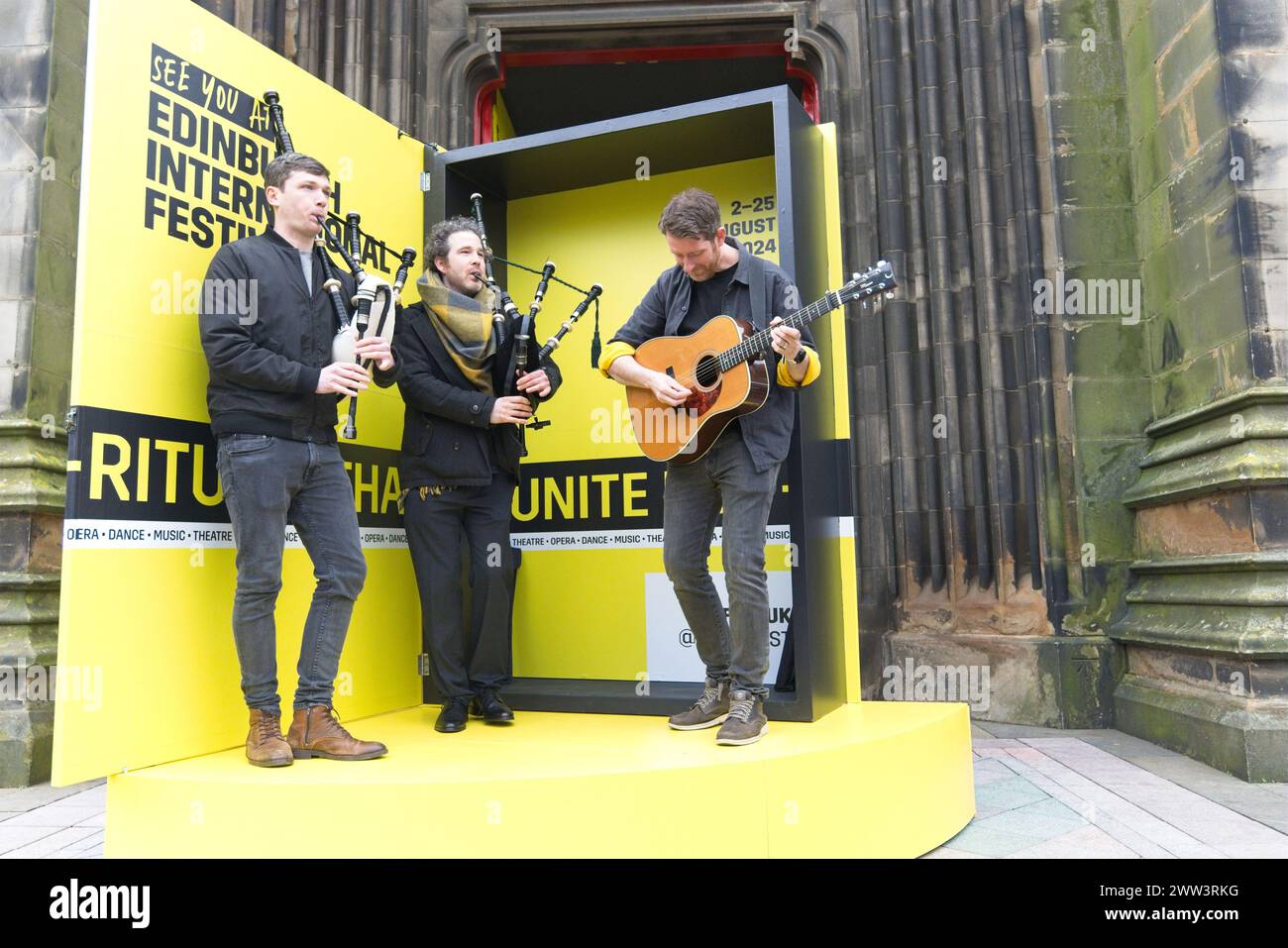 Edinburgh, Schottland. Donnerstag, 21. März 2024. Von links nach rechts abgebildete Personen von heute an können Tickets für das Edinburgh International Festival für die Öffentlichkeit verkauft werden. Aus diesem Anlass treten drei Musiker der zeitgenössischen Folk-Band Breabach im Hub mit einer riesigen Version der diesjährigen Broschüre auf, die an verschiedenen wichtigen Orten in Edinburgh zu sehen ist. In den nächsten vier Tagen wird ein anderer Künstler in der Broschüre auftreten. Quelle: Brian Anderson Stockfoto