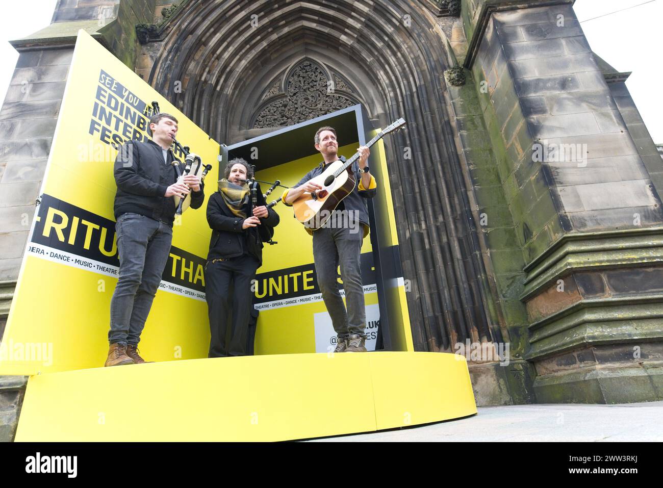 Edinburgh, Schottland. Donnerstag, 21. März 2024. Von links nach rechts abgebildete Personen von heute an können Tickets für das Edinburgh International Festival für die Öffentlichkeit verkauft werden. Aus diesem Anlass treten drei Musiker der zeitgenössischen Folk-Band Breabach im Hub mit einer riesigen Version der diesjährigen Broschüre auf, die an verschiedenen wichtigen Orten in Edinburgh zu sehen ist. In den nächsten vier Tagen wird ein anderer Künstler in der Broschüre auftreten. Quelle: Brian Anderson Stockfoto