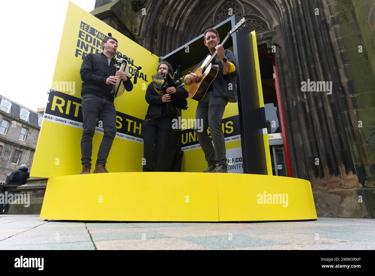 Edinburgh, Schottland. Donnerstag, 21. März 2024. Von links nach rechts abgebildete Personen von heute an können Tickets für das Edinburgh International Festival für die Öffentlichkeit verkauft werden. Aus diesem Anlass treten drei Musiker der zeitgenössischen Folk-Band Breabach im Hub mit einer riesigen Version der diesjährigen Broschüre auf, die an verschiedenen wichtigen Orten in Edinburgh zu sehen ist. In den nächsten vier Tagen wird ein anderer Künstler in der Broschüre auftreten. Quelle: Brian Anderson Stockfoto