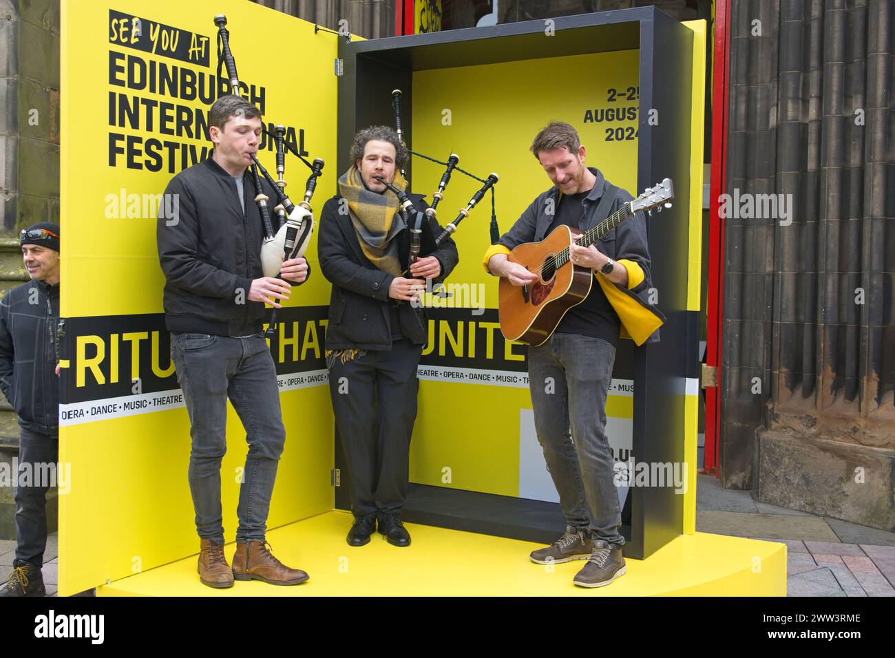Edinburgh, Schottland. Donnerstag, 21. März 2024. Von links nach rechts abgebildete Personen von heute an können Tickets für das Edinburgh International Festival für die Öffentlichkeit verkauft werden. Aus diesem Anlass treten drei Musiker der zeitgenössischen Folk-Band Breabach im Hub mit einer riesigen Version der diesjährigen Broschüre auf, die an verschiedenen wichtigen Orten in Edinburgh zu sehen ist. In den nächsten vier Tagen wird ein anderer Künstler in der Broschüre auftreten. Quelle: Brian Anderson Stockfoto