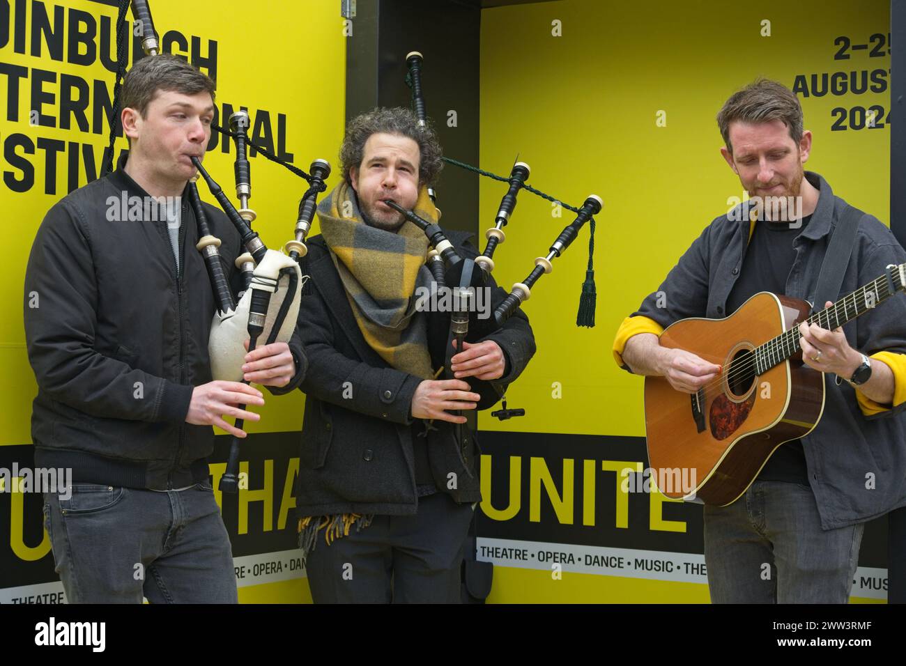 Edinburgh, Schottland. Donnerstag, 21. März 2024. Von links nach rechts abgebildete Personen von heute an können Tickets für das Edinburgh International Festival für die Öffentlichkeit verkauft werden. Aus diesem Anlass treten drei Musiker der zeitgenössischen Folk-Band Breabach im Hub mit einer riesigen Version der diesjährigen Broschüre auf, die an verschiedenen wichtigen Orten in Edinburgh zu sehen ist. In den nächsten vier Tagen wird ein anderer Künstler in der Broschüre auftreten. Quelle: Brian Anderson Stockfoto
